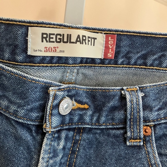 Levi Strauss Levi’s in good condition in medium wash. Size 505 38/30. - Picture 3 of 4